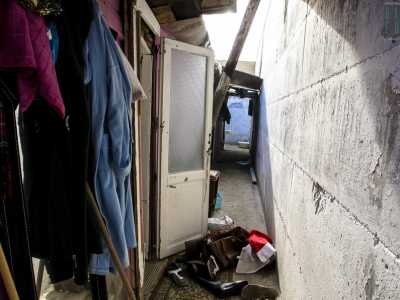 L'ingresso della loro casa, appoggiata su un lato del ponte (foto di Gennaro Gargiulo)